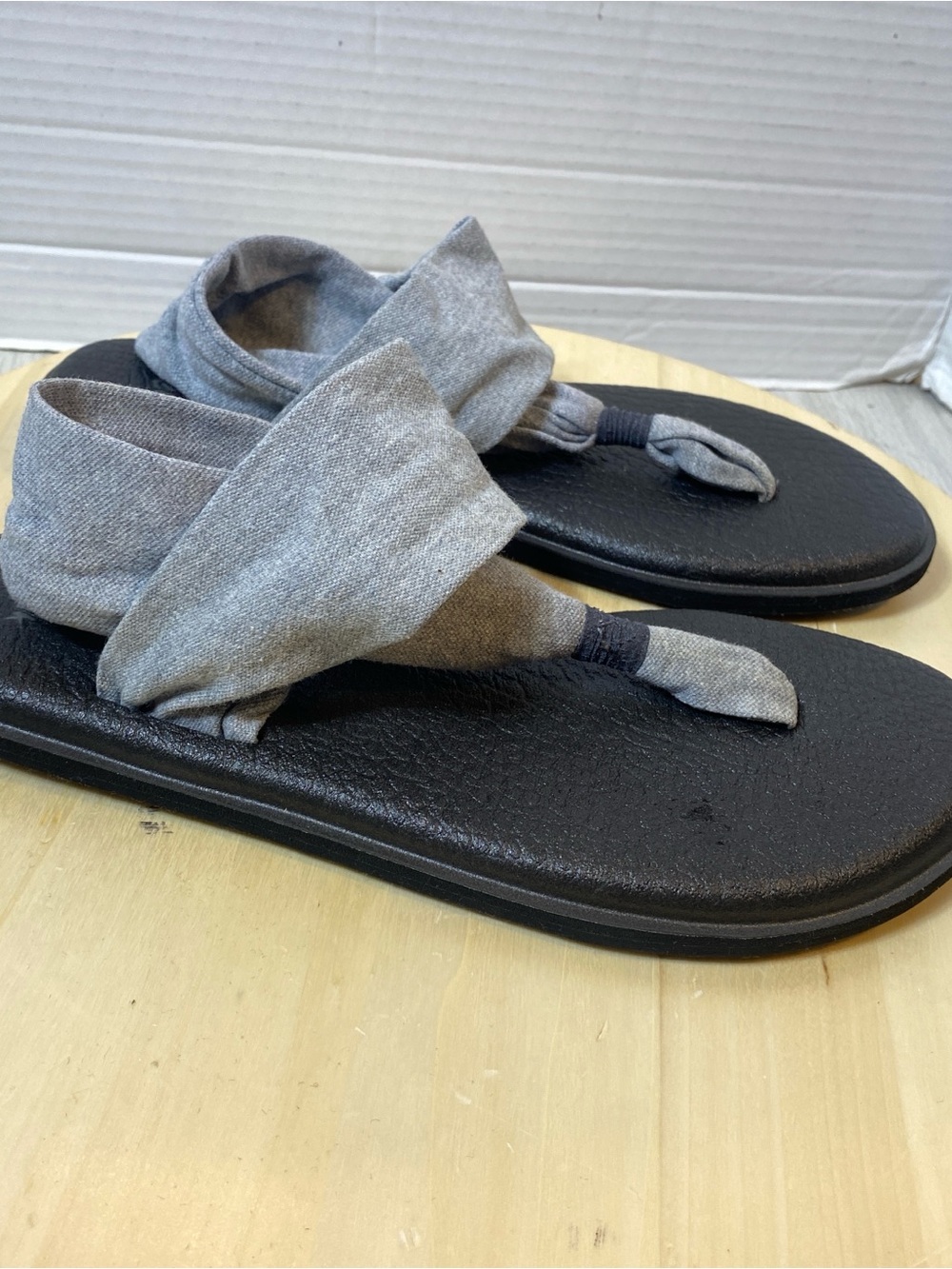 Sanuk Yoga Sling Sandals Gray Jersey Knit Thong Flip Flops Women’s Size 9 US